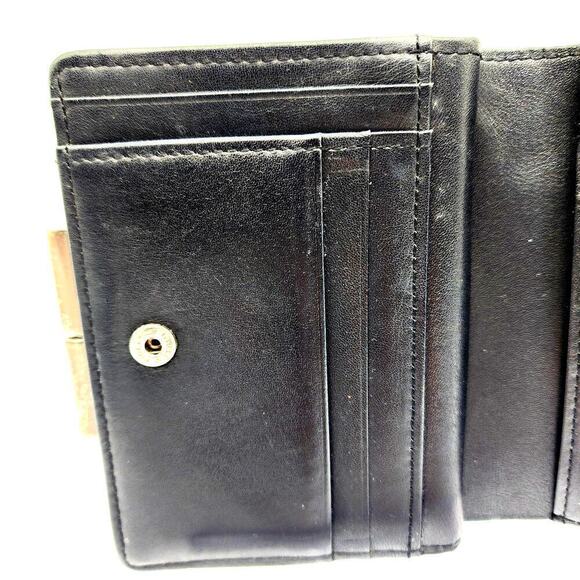 BURBERRY Black embossed patent leather kiss lock compact wallet - Picture 12 of 16